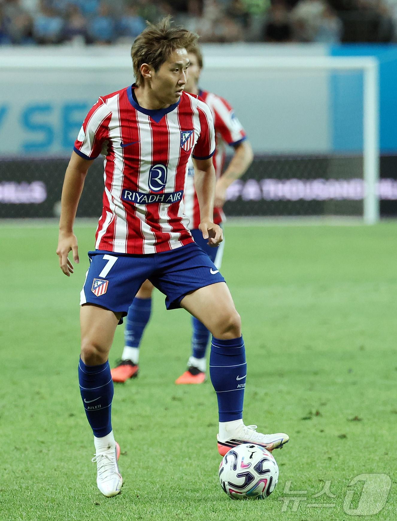본문 이미지 - 9일 오후 서울 마포구 서울월드컵경기장에서 열린 쿠팡플레이 시리즈 아틀레티코 마드리드와 맨체스터 시티의 경기, 아틀레티코 마드리드 이강인이 후반 교체 출전해 드리블을 하고 있다. 2026.8.9 ⓒ 뉴스1 김진환 기자