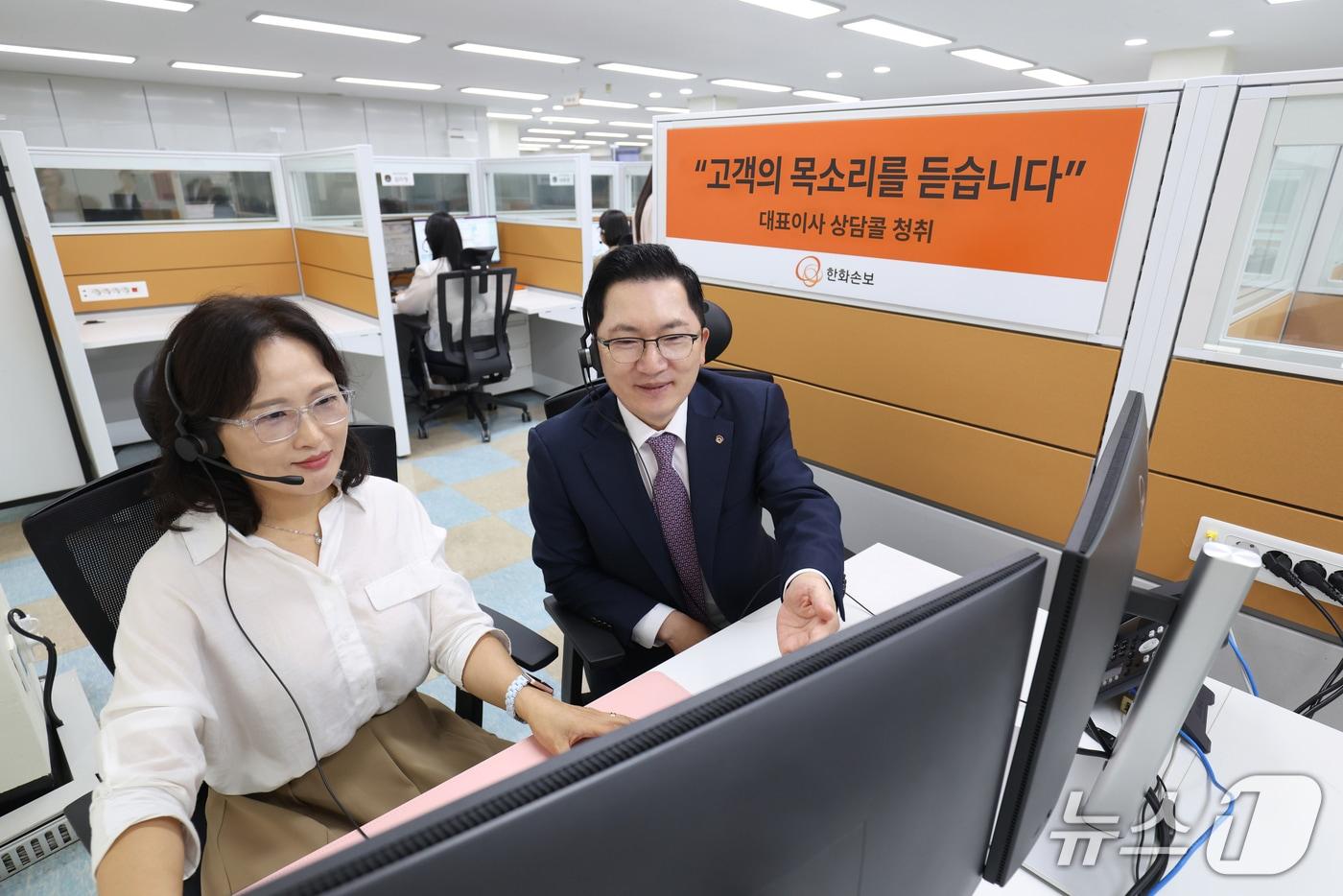 본문 이미지 - 나채범 한화손보 대표(오른쪽)가 8월 25일 충청북도 청주시에 위치한 청주고객상담센터를 방문하여 고객 목소리를 직접 듣는 상담콜 동석 청취 시간을 가지고 있다./사진제공=한화손해보험