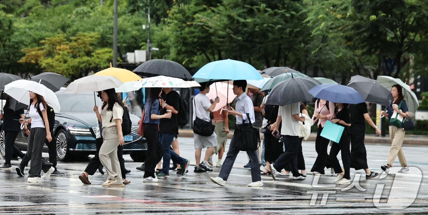 본문 이미지 - 시민들이 우산을 쓴 채 발걸음을 옮기고 있다. (뉴스1 자료사진)