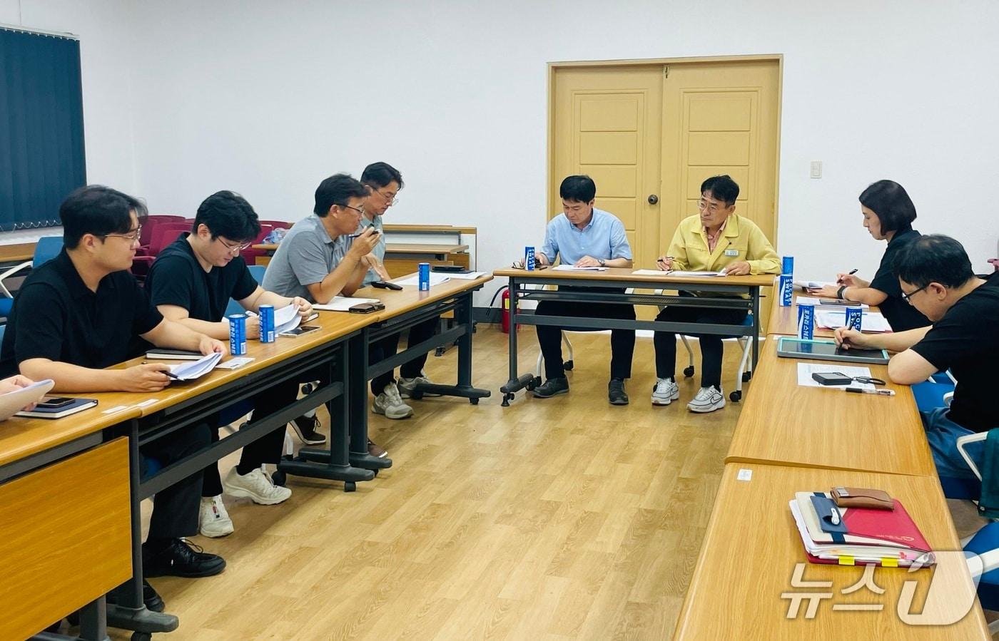 본문 이미지 - 의령군 공무원들과 한국농어촌공사 의령지사가 농촌개발사업 26개소에 대한 추진 상황을 점검하고 있다.(의령군 제공. 재판매 및 DB금지)
