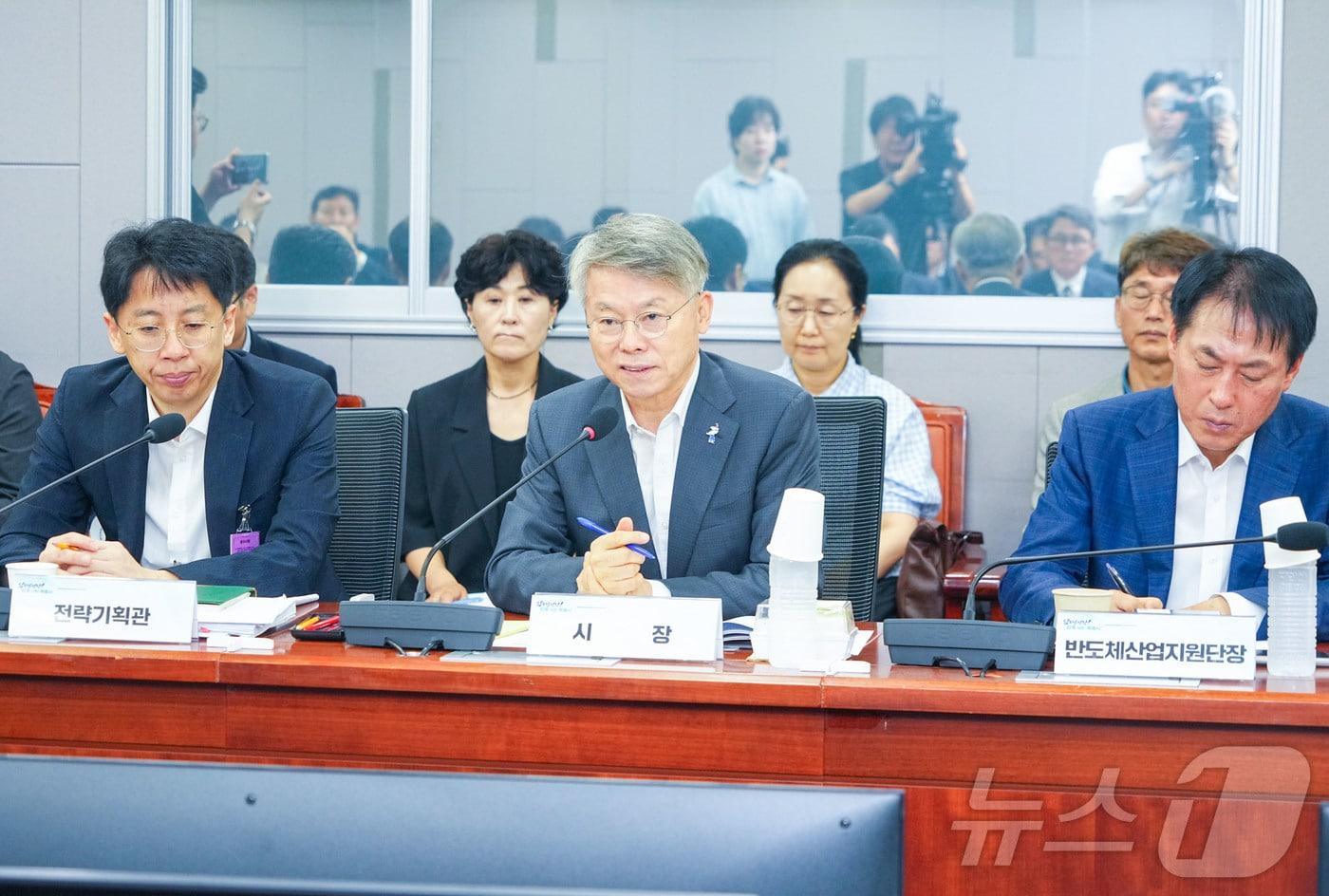 본문 이미지 - 민형배 전남광주통합특별시장이 1일 오전 서울 국회의원회관에서 열린 ‘더불어민주당 전남광주통합특별시당-통합특별시 당정협의회’에 참석해 지역현안을 논의 하고 있다.(전남광주통합특별시 제공. 재판매 및 DB금지)