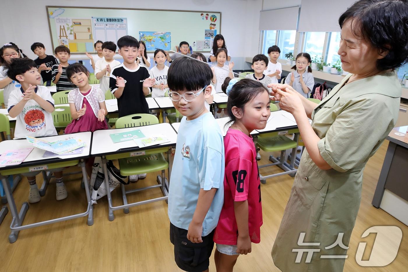 본문 이미지 - 지난 1일 대구의 한 초등학교 학생들이 담임 선생님과 키를 재고 있다. ⓒ 뉴스1