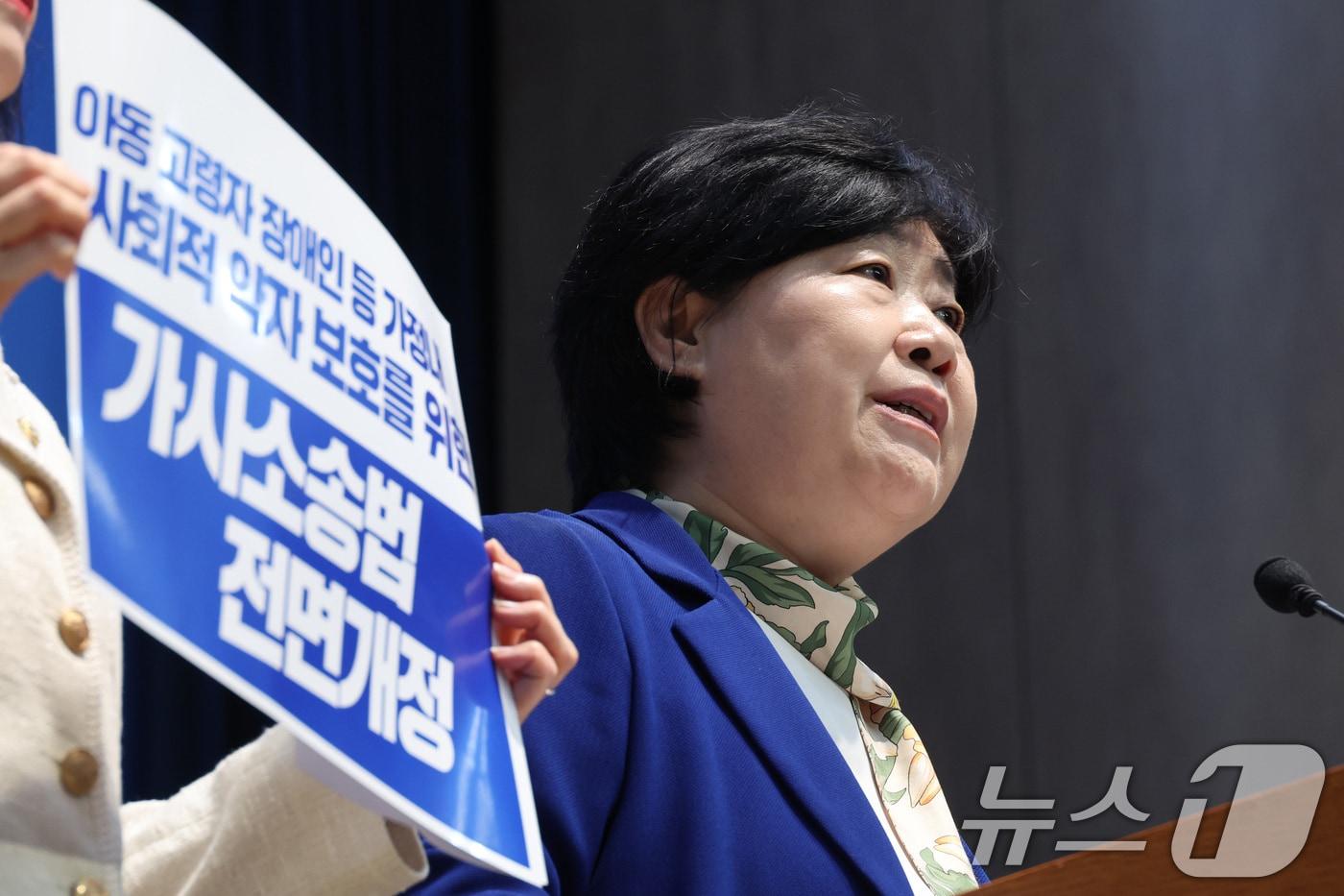 본문 이미지 - 서영교 법제사법위원장과 박은정 조국혁신당 의원이 1일 서울 여의도 국회 소통관에서 가사소송법 전면 개정 촉구 기자회견을 하고 있다. 2026.9.1 ⓒ 뉴스1 신웅수 기자