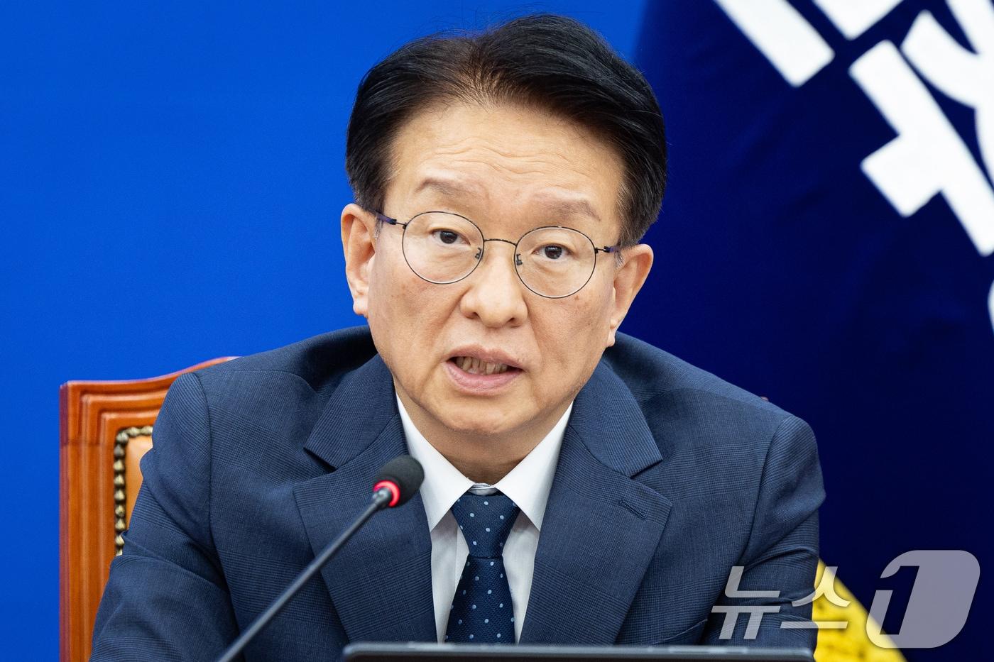 본문 이미지 - 권칠승 더불어민주당 정책위의장이 1일 서울 여의도 국회에서 열린 원내대책회의에서 발언하고 있다. 2026.9.1 ⓒ 뉴스1 유승관 기자