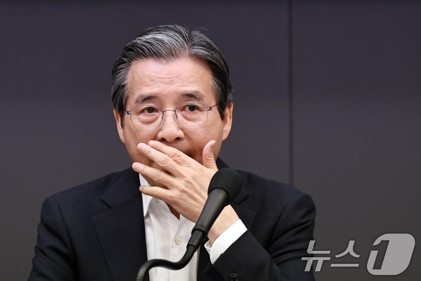 본문 이미지 - 김용범 청와대 정책실장이 사임했다. 지난해 6월 정부 출범 직후 임명된 뒤 약 1년 3개월 만이다. 강유정 청와대 수석대변인은 1일 오전 춘추관 브리핑을 통해 "김 정책실장이 전날(31일) 사의를 표명했다＂며 ＂이에 이재명 대통령은 오늘 1일 사표를 수리했다＂고 밝혔다. 김 정책실장은 단일 종목 레버리지 상장지수펀드(ETF) 논란 등으로 국민의힘 등 야당으로부터 사퇴 요구를 받아왔다. 사진은 지난 6월 24일 서울 중구 한국프레스센터에서 열린 관훈클럽 초청 토론회에 모습. 2026.9.1 ⓒ 뉴스1