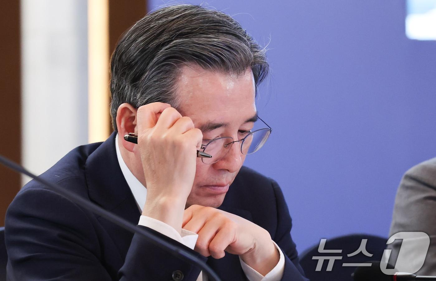 본문 이미지 - 김용범 청와대 정책실장이 사임했다. 지난해 6월 정부 출범 직후 임명된 뒤 약 1년 3개월 만이다. 강유정 청와대 수석대변인은 1일 오전 춘추관 브리핑을 통해 "김 정책실장이 전날(31일) 사의를 표명했다＂며 ＂이에 이재명 대통령은 오늘 1일 사표를 수리했다＂고 밝혔다. 김 정책실장은 단일 종목 레버리지 상장지수펀드(ETF) 논란 등으로 국민의힘 등 야당으로부터 사퇴 요구를 받아왔다. 사진은 지난 6월 13일 호텔현대 바이 라한 울산에서 열린 K-조선 미래비전 간담회에 참석 모습. 2026.9.1 ⓒ 뉴스1