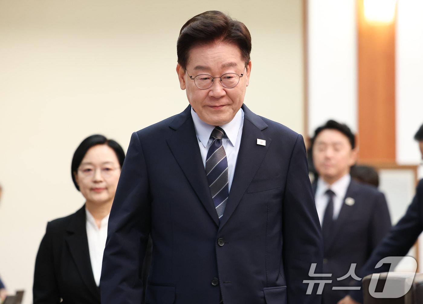 본문 이미지 - 이재명 대통령이 1일 청와대에서 열린 국무회의에 입장하고 있다. 2026.9.1 ⓒ 뉴스1 이재명 기자