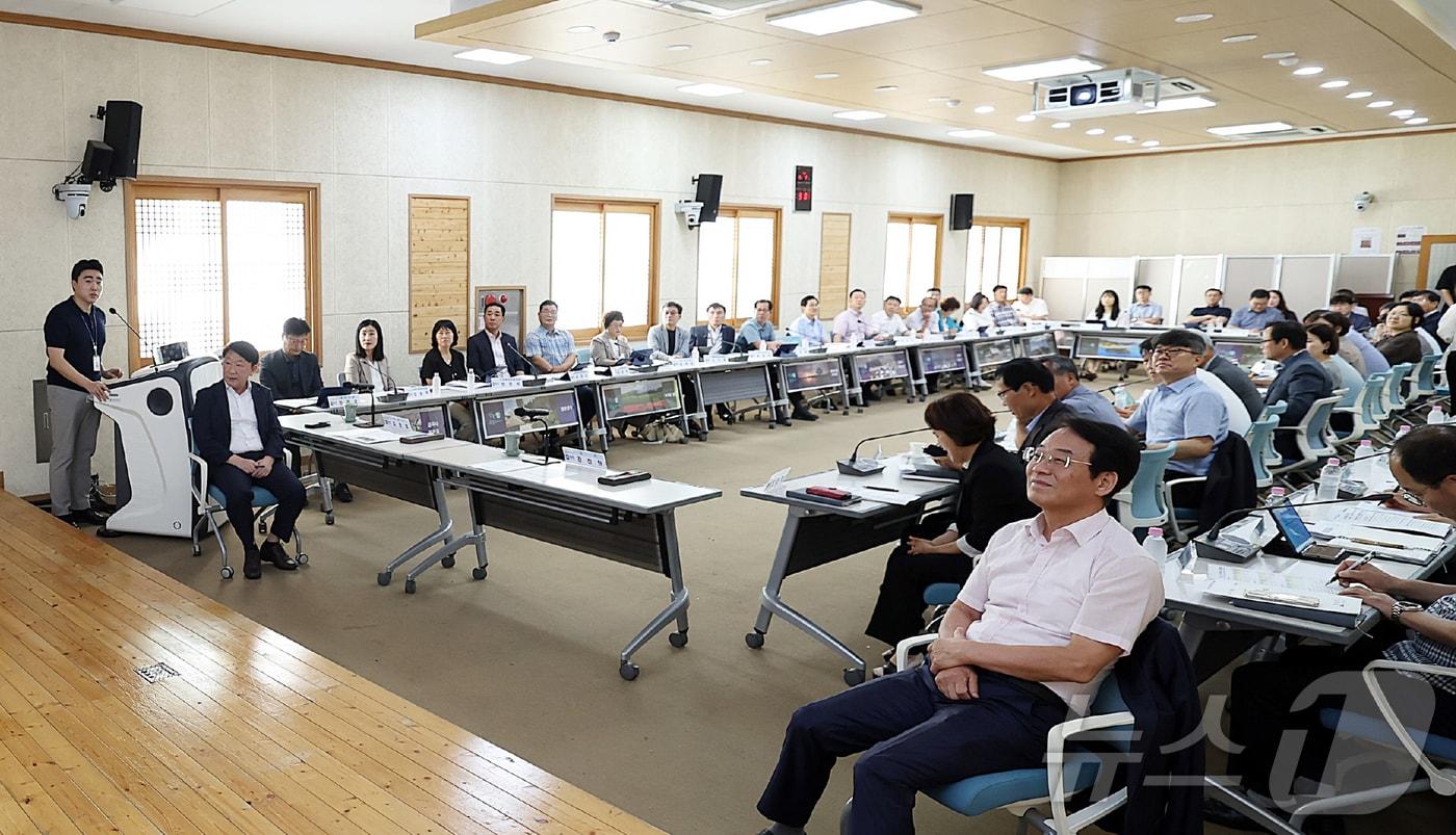 본문 이미지 - 강진군은 8월 31일 공무원을 대상으로 '데이터센터 속 반도체'를 주제로 AI·반도체 교육을 진행했다.(강진군 제공, 재배포 및 DB 금지)