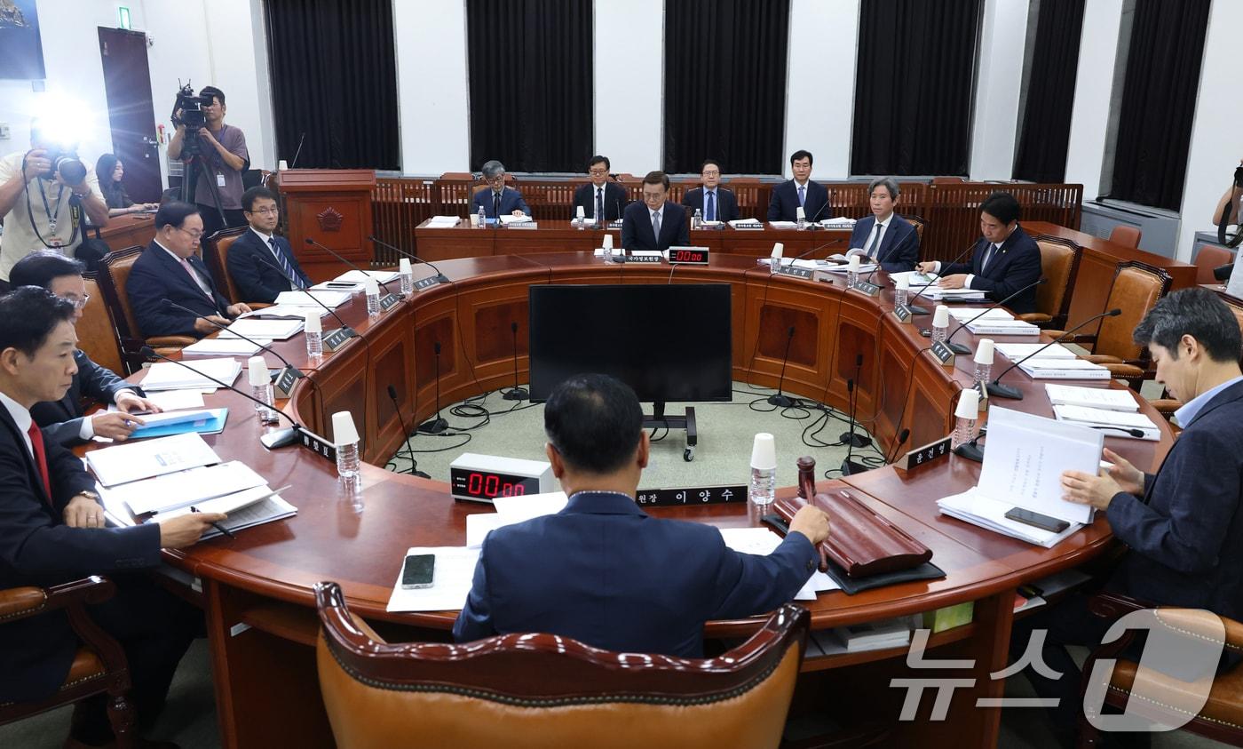 본문 이미지 - 이양수 정보위원장이 1일 서울 여의도 국회에서 열린 정보위원회 전체회의를 주재하고 있다. 2026.9.1 ⓒ 뉴스1 국회사진기자단