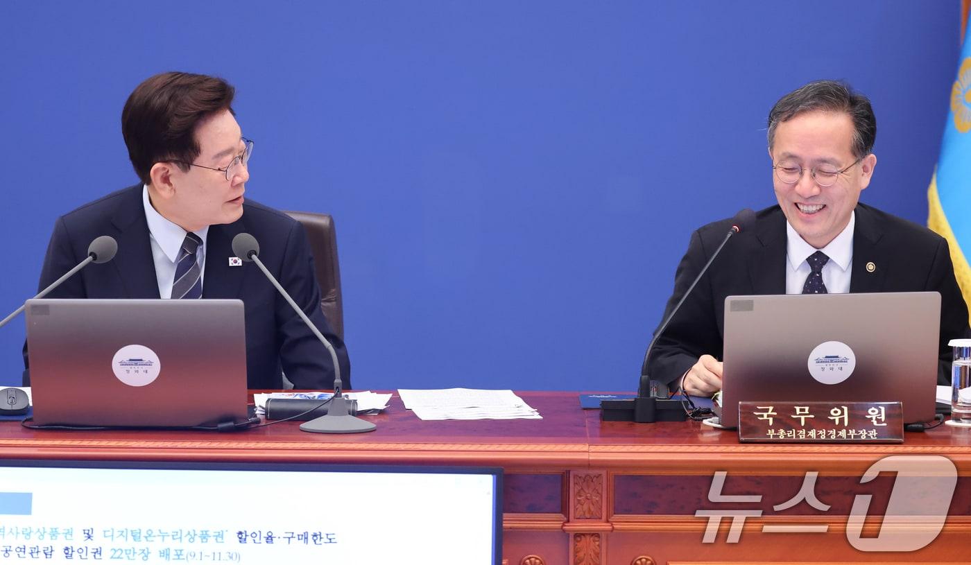 본문 이미지 - 이재명 대통령과 부총리 겸 재정경제부 장관 후보자인 이형일 재경부 1차관이 1일 청와대에서 열린 국무회의에서 대화하고 있다. 2026.9.1 ⓒ 뉴스1 이재명 기자