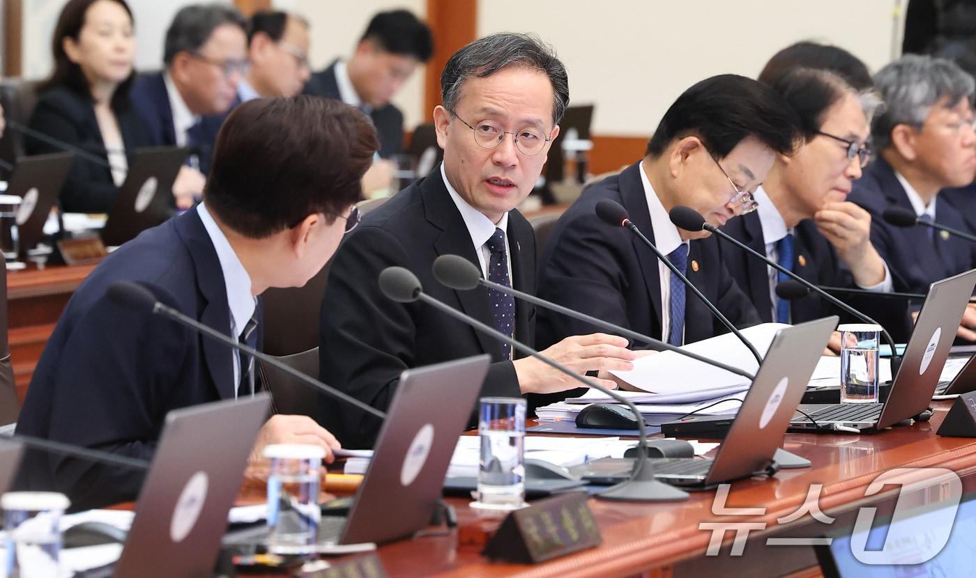 본문 이미지 - 이재명 대통령과 부총리 겸 재정경제부 장관 후보자인 이형일 재경부 1차관이 1일 청와대에서 열린 국무회의에서 대화하고 있다. 2026.9.1 ⓒ 뉴스1 이재명 기자