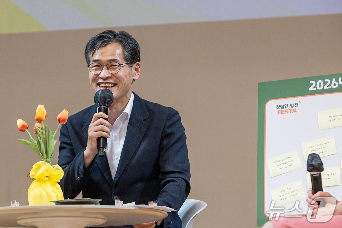 본문 이미지 - 31일 개최된 ‘청렴 토크콘서트’에서 직원들과 소통하는 이기재구청장.(양천구 제공)