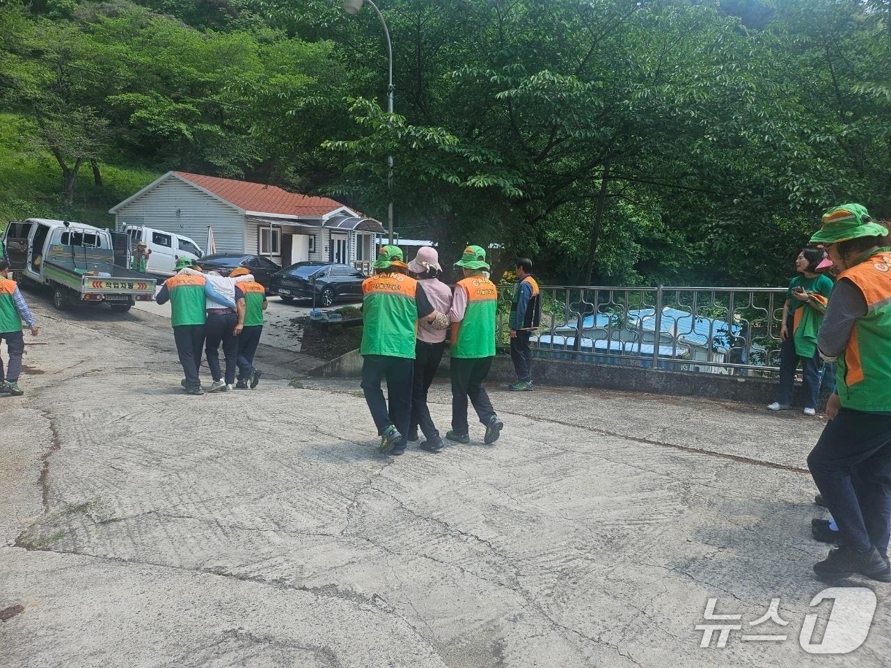 본문 이미지 - 진주시의 산사태 발생 모의 대피 훈련 장면(진주시 제공. 재판매 및 DB금지).