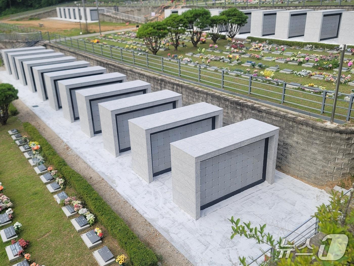 본문 이미지 - 용인시가 '용인평온의 숲'에 추가로 마련한 벽식 봉안담 모습.(용인시 제공)