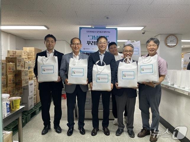 본문 이미지 - (왼쪽부터) 김태호 인천광역시사회복지협의회 부장, 유지상 인천관광공사 사장, 박선원 인천광역시사회복지협의회 회장, (뒤) 박경희 인천제물포구 푸드마켓1호점 점장, 유영덕 인천광역시사회복지협의회 사무처장, 정성훈 인천제물포구 푸드마켓1호점 대표가 전달식을 갖고 기념촬영을 하고 있다. (인천관광공사 제공.재판매 및 DB금지)