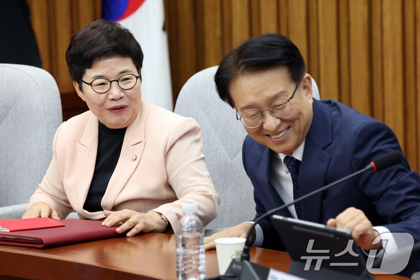 본문 이미지 - 권칠승 더불어민주당 정책위의장과 임이자 국민의힘 정책위의장이 1일 오전 서울 여의도 국회에서 열린 '더불어민주당-국민의힘 정책위원회 연석회의'에서 대화를 나누고 있다. 2026.9.1 ⓒ 뉴스1 황기선 기자