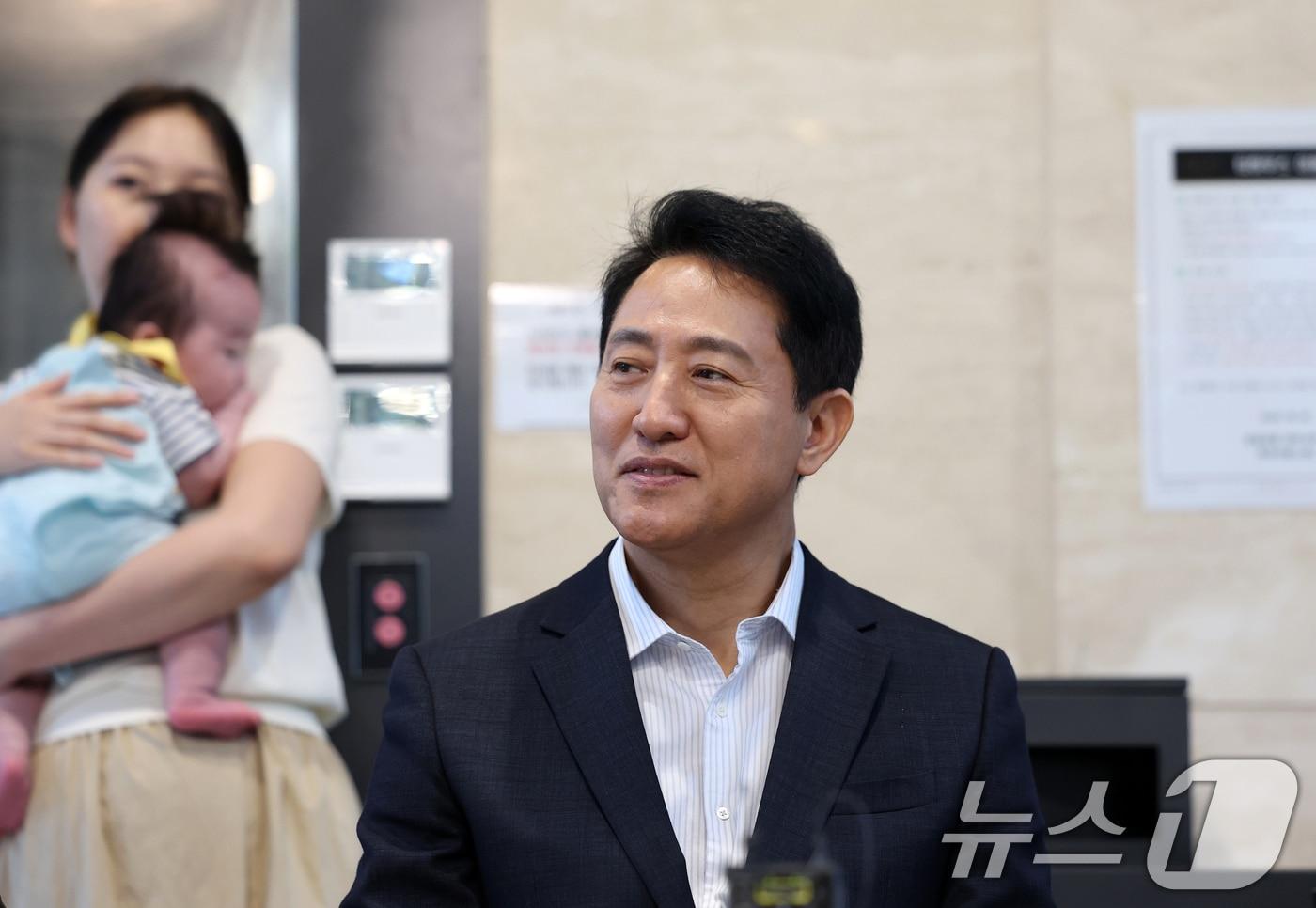 본문 이미지 - 오세훈 서울시장이 1일 서울 송파구 잠실르엘에서 신혼부부 장기전세주택 미리내집 현장 간담회를 하고 있다. (공동취재) 2026.9.1 ⓒ 뉴스1 최지환 기자