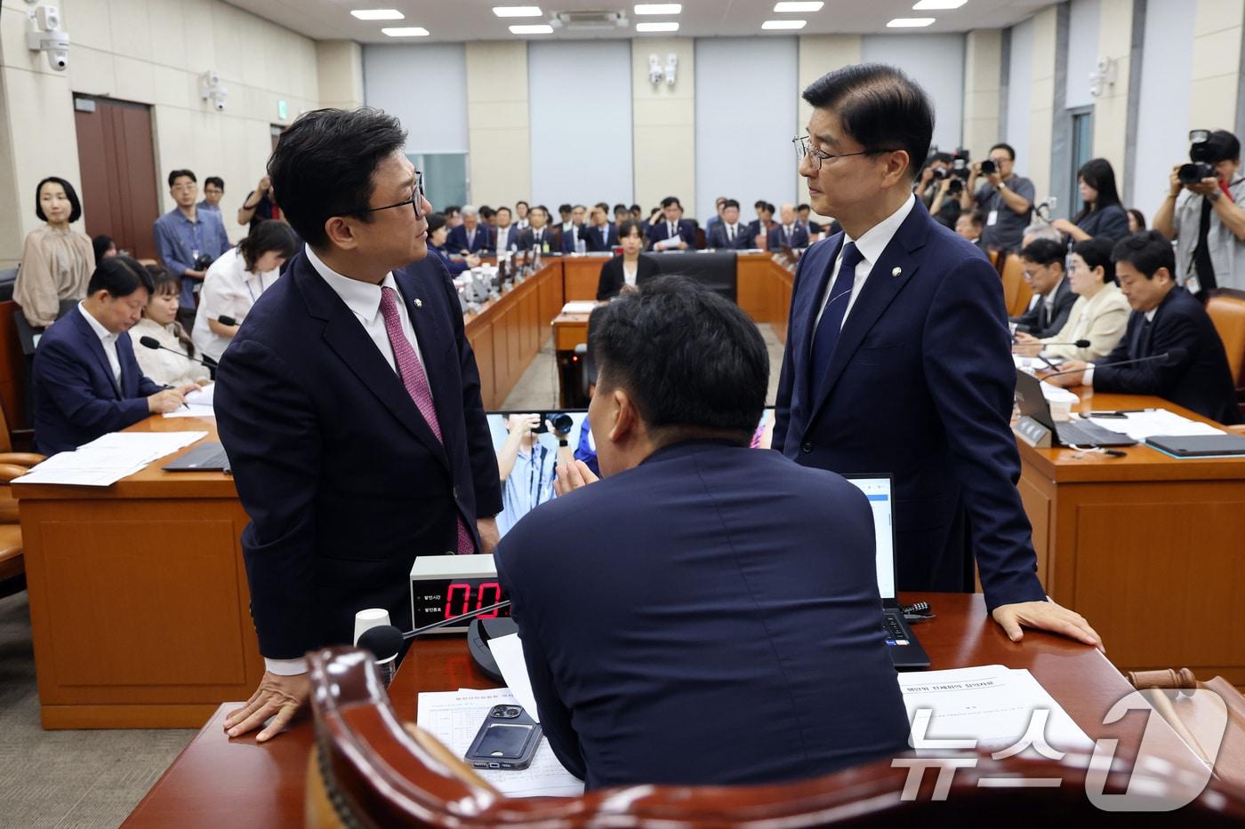 본문 이미지 - 국회 행전안전위원회 이해식 더불어민주당 간사와 강명구 국민의힘 간사가 지난 1일 오전 서울 여의도 국회에서 열린 행안위 전체회의에서 김영진 위원장과 대화를 나누고 있다. 2026.9.1 ⓒ 뉴스1 황기선 기자