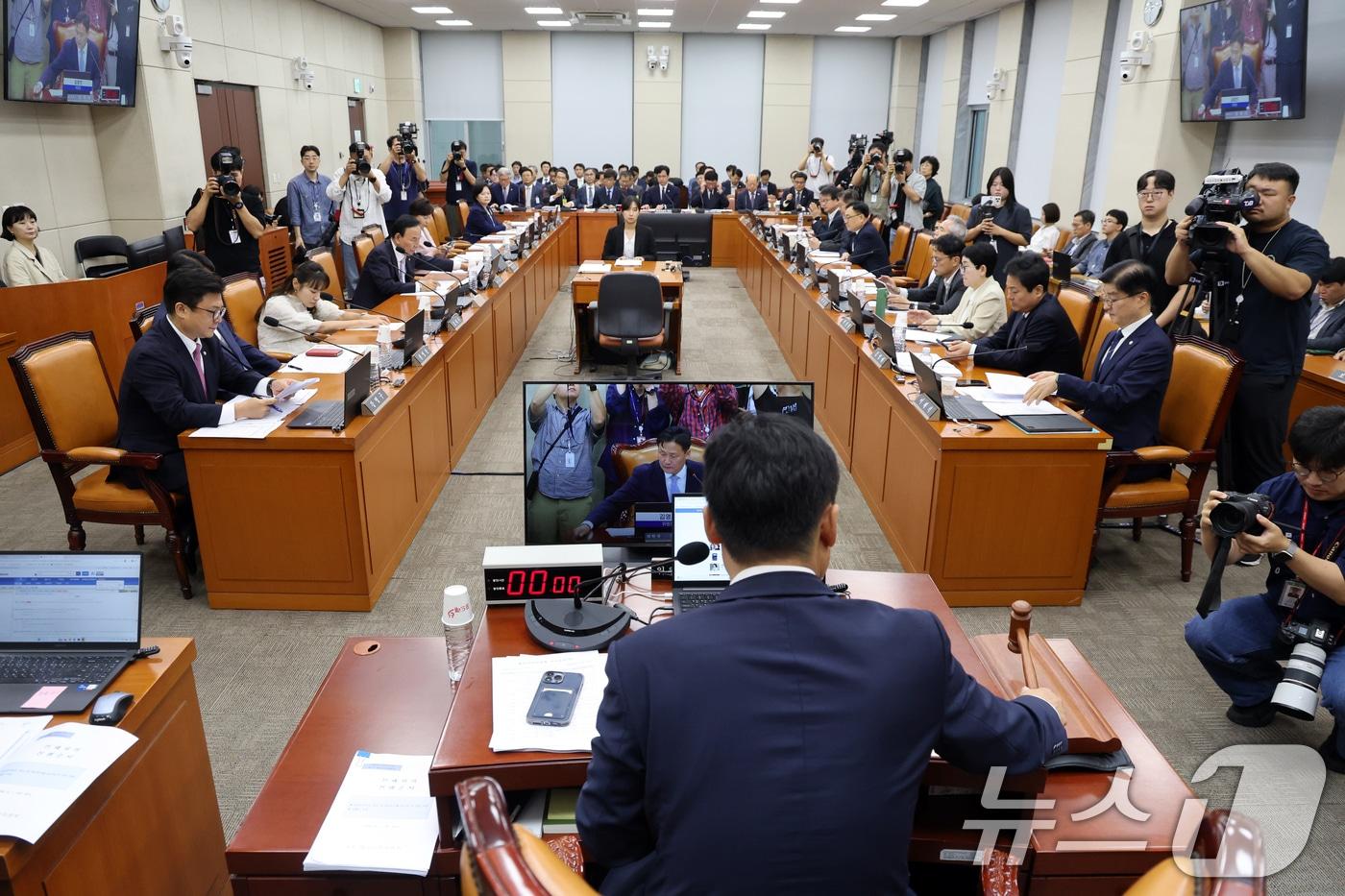 본문 이미지 - 김영진 행안위원장이 1일 오전 서울 여의도 국회에서 열린 행정안전위원회 전체회의에서 의사봉을 두드리고 있다. 2026.9.1 ⓒ 뉴스1 황기선 기자
