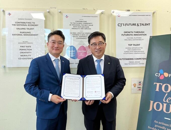 본문 이미지 -  한국농수산식품유통공사-CJ푸드빌 미국법인이 2023년 업무협약을 맺을 당시 (왼쪽)안헌수 CJ푸드빌 미국법인 대표가 김춘진 전 농수산식품유통공사 사장과 기념 촬영을 하는 모습.(한국농수산식품유통공사 제공)