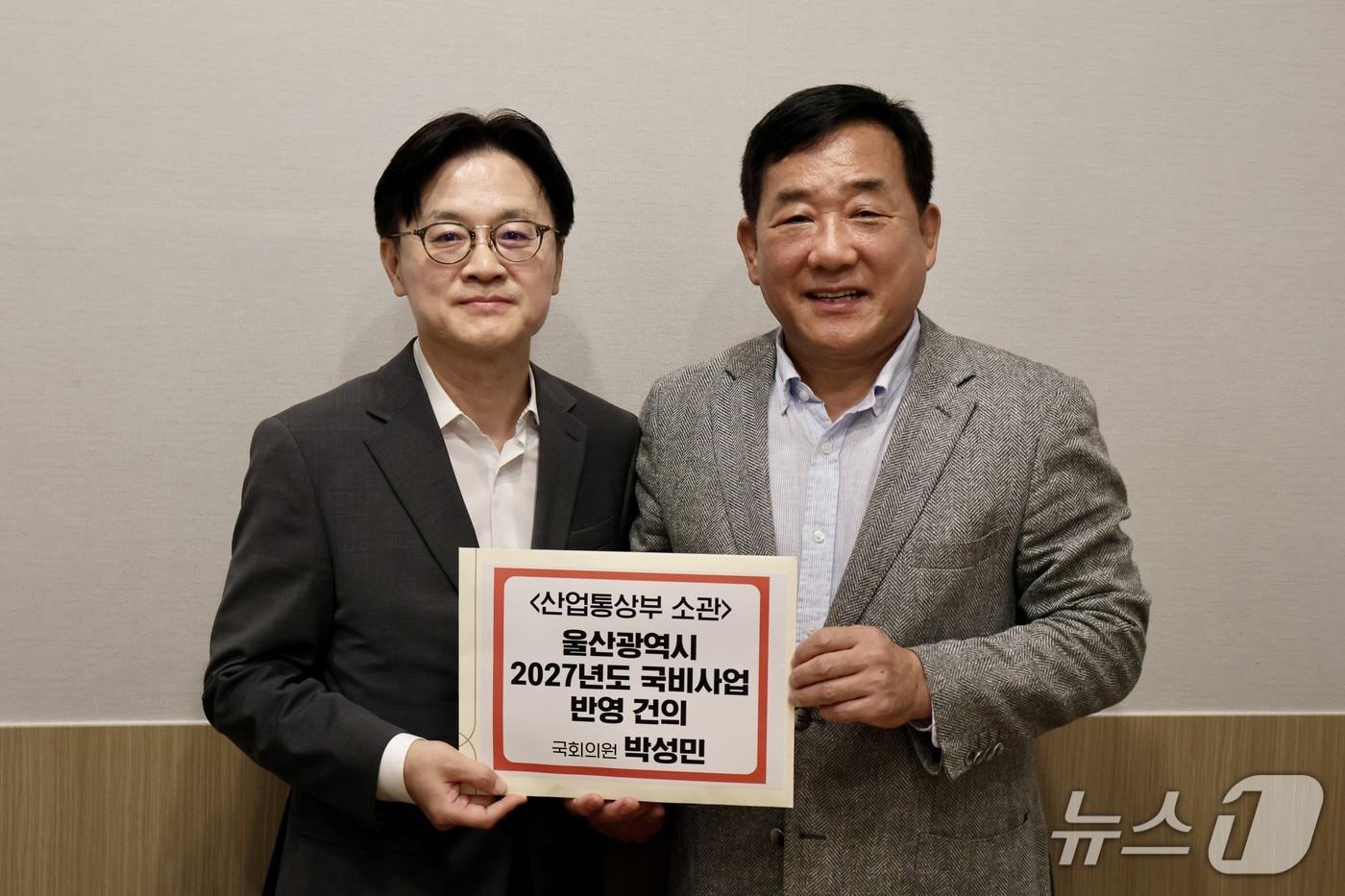 본문 이미지 - 국민의힘 박성민 국회의원(울산 중구)은 김정관 산업통상부 장관을 만나 울산의 산업 경쟁력 강화와 미래 먹거리 확보를 위한 주요 국비사업의 정부안 반영 및 국회 예산심의 대응 방안을 협의했다고 1일 밝혔다.(박성민 의원실 제공·재판매 및 DB금지)