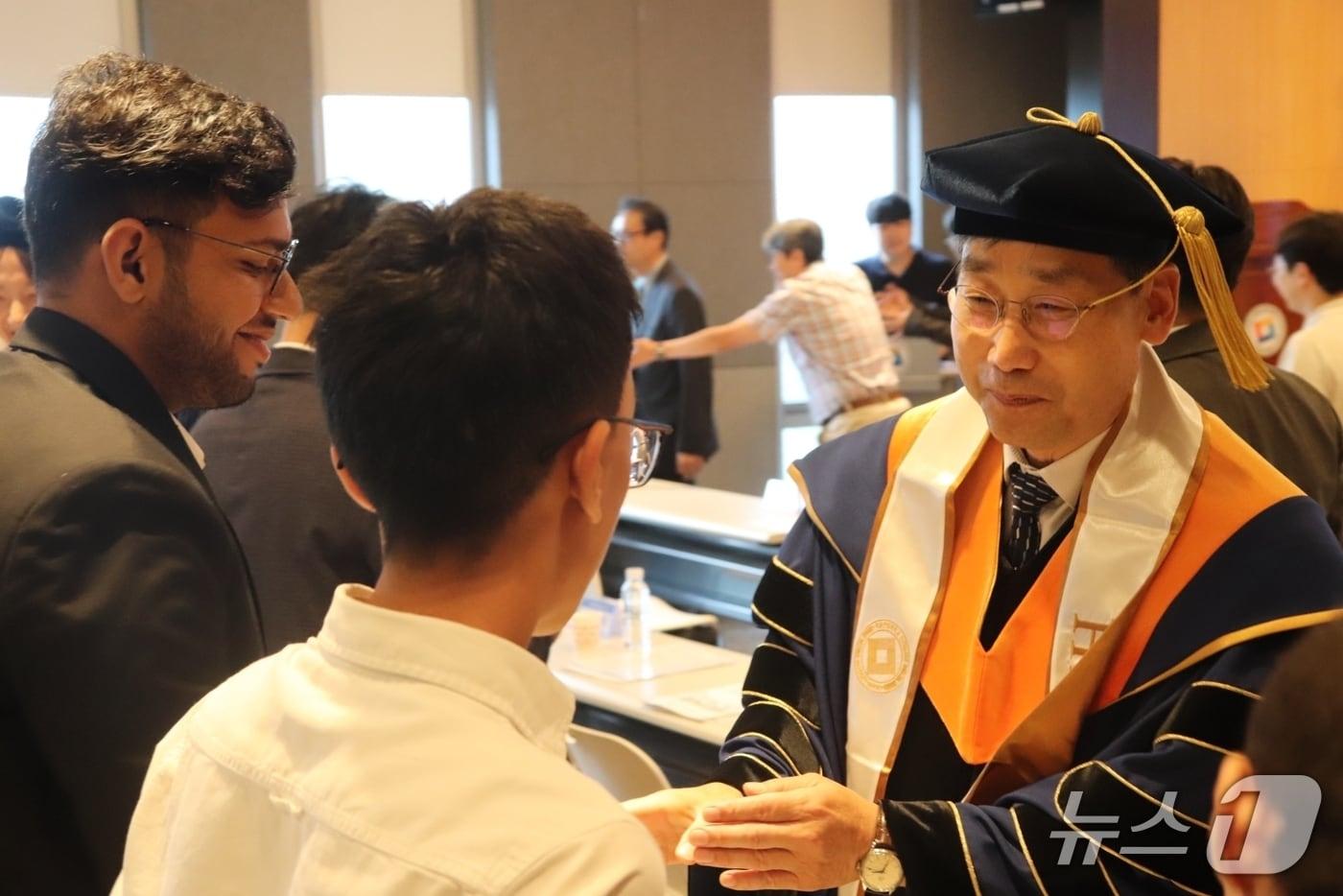 본문 이미지 - 오용준 총장이 외국인 신입생들과 악수를 나누며 입학을 축하하고 있다.(국립한밭대학교 제공.재판매 및 DB금지)/뉴스1
