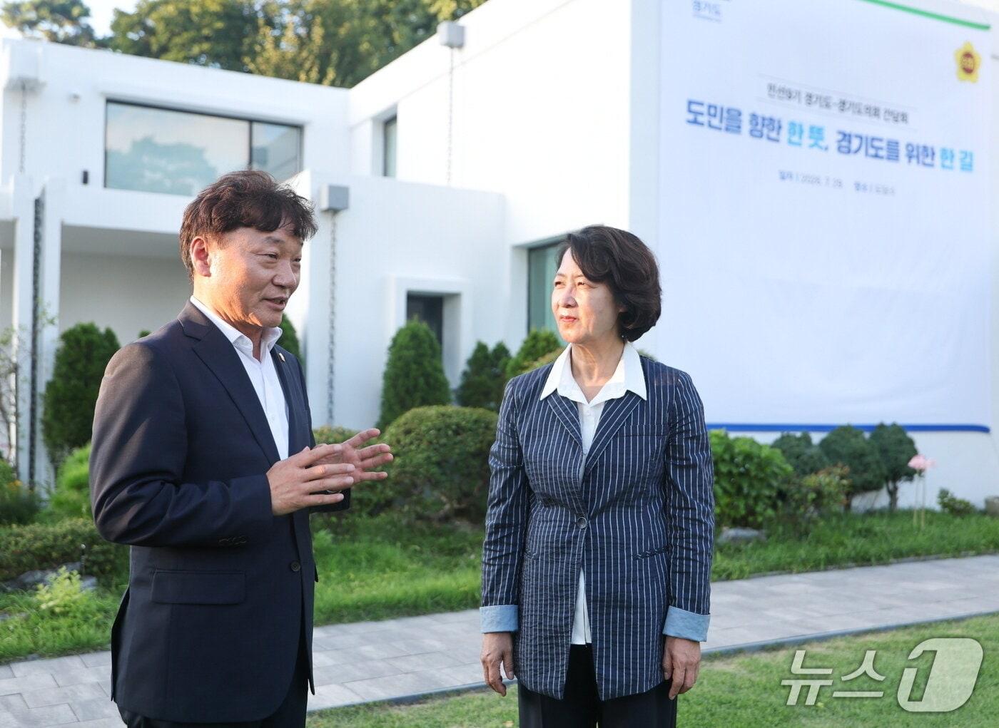 본문 이미지 -  남종섭 경기도의회 의장(왼쪽)과 추미애 경기도지사(오른쪽)가 지난 7월 29일 옛 도지사 공관인 도담소에서 만나 대화를 나누고 있다.(도의회 제공. 재판매 및 DB금지)/뉴스1