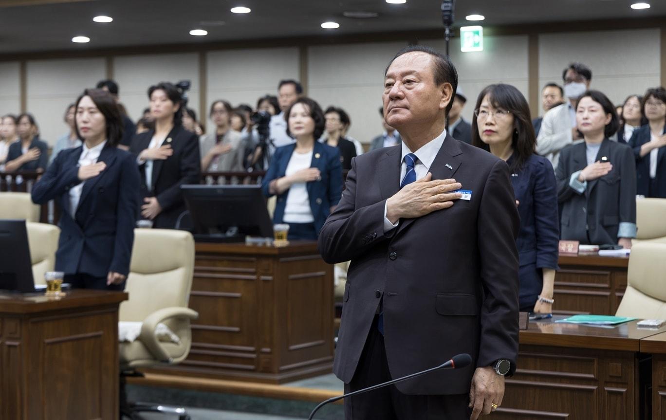 본문 이미지 - 유동균 서울 마포구청장이 1일 마포구의회 본회의장에서 열린 제10대 마포구의회 첫 회기에 참석했다.(마포구 제공)