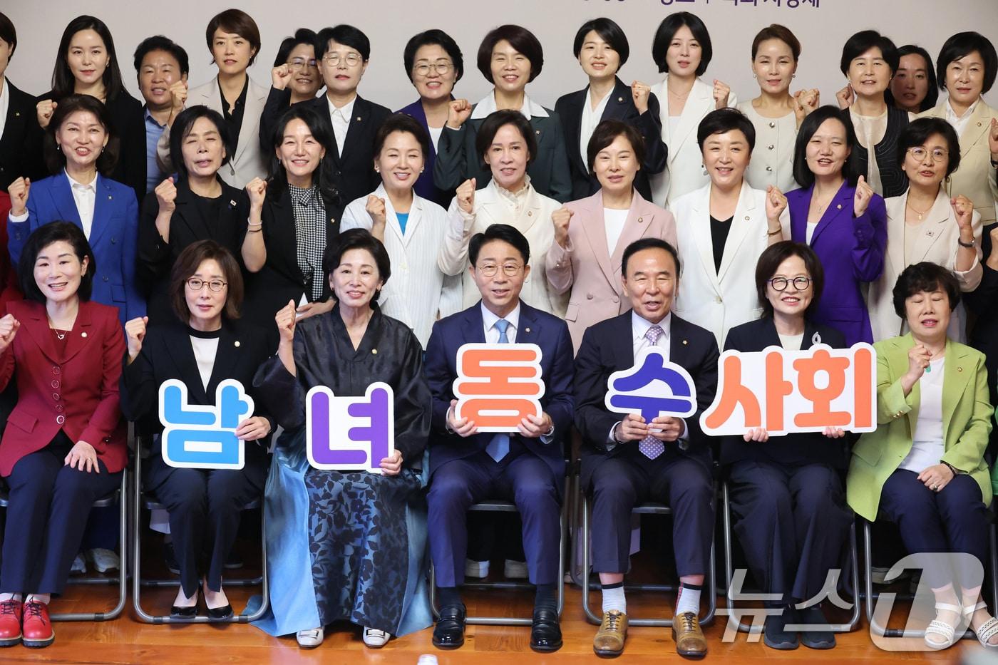 본문 이미지 - 조정식 국회의장이 1일 서울 여의도 국회 사랑재에서 열린 제22대 여성 국회의원 어울림 오찬회에서 여성 의원들과 기념 촬영을 하고 있다. 2026.9.1 ⓒ 뉴스1 신웅수 기자