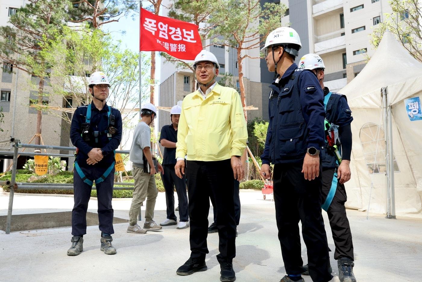 본문 이미지 - 용답동 재개발 공사장 현장 점검하는 유보화 서울 성동구청장(성동구 제공)