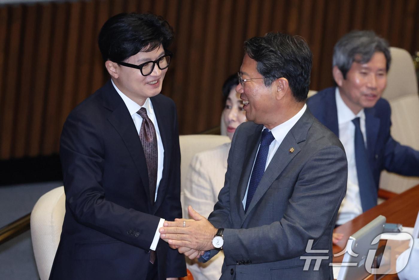 본문 이미지 - 법무부 장관 후보인 김승원 더불어민주당 의원과 한동훈 무소속 의원이 1일 서울 여의도 국회에서 열린 제439회국회(정기회) 개회식에서 인사하고 있다. 2026.9.1 ⓒ 뉴스1 신웅수 기자