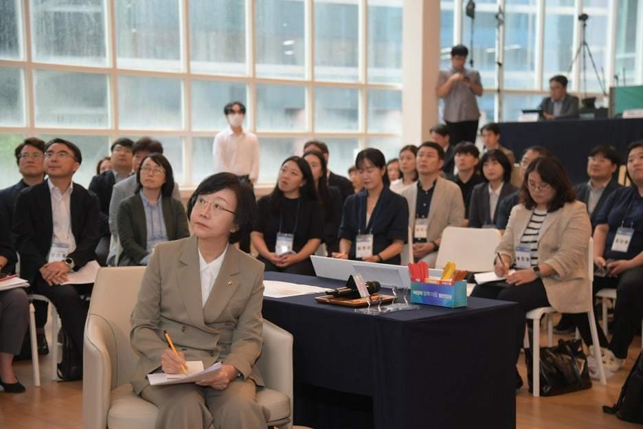 본문 이미지 - 오유경 식약처장이 지난해 8월 열린 '식의약 정책 이음 열린 마당'에 참석해 당원병환우회의 발표를 경청하고 있다. (식약처 제공)