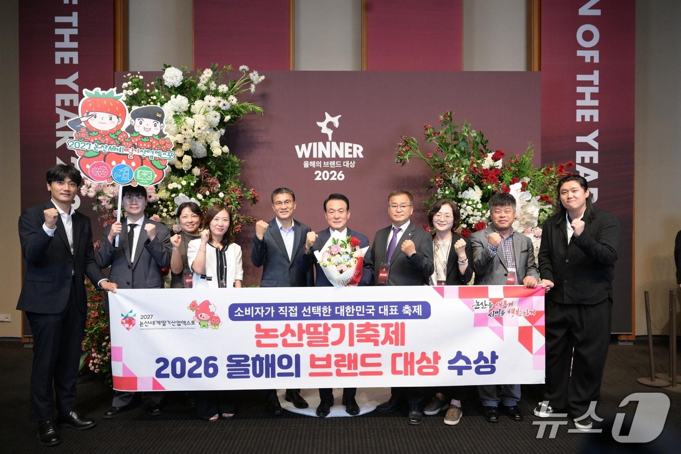 본문 이미지 - 논산시는 1일 서울 신라호텔에서 한국소비자브랜드위원회가 주최한 '2026 올해의 브랜드 대상'을 수상했다. (논산시 제공.재판매 및 DB금지)/뉴스1