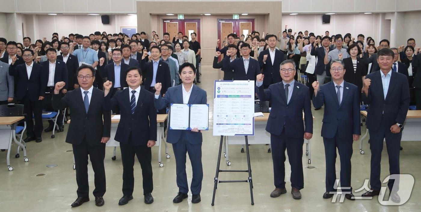 본문 이미지 - '청렴 비전 선언식'에서 참석자들이 기념사진을 찍고 있다.(전남광주통합특별시교육청 제공, 재판매 및 DB 금지)/뉴스1