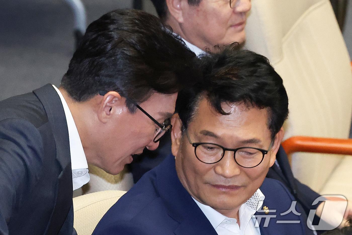 본문 이미지 - 김민석 더불어민주당 대표와 송영길 의원이 1일 서울 여의도 국회에서 열린 제439회국회(정기회) 개회식에서 대화하고 있다. 2026.9.1 ⓒ 뉴스1 신웅수 기자