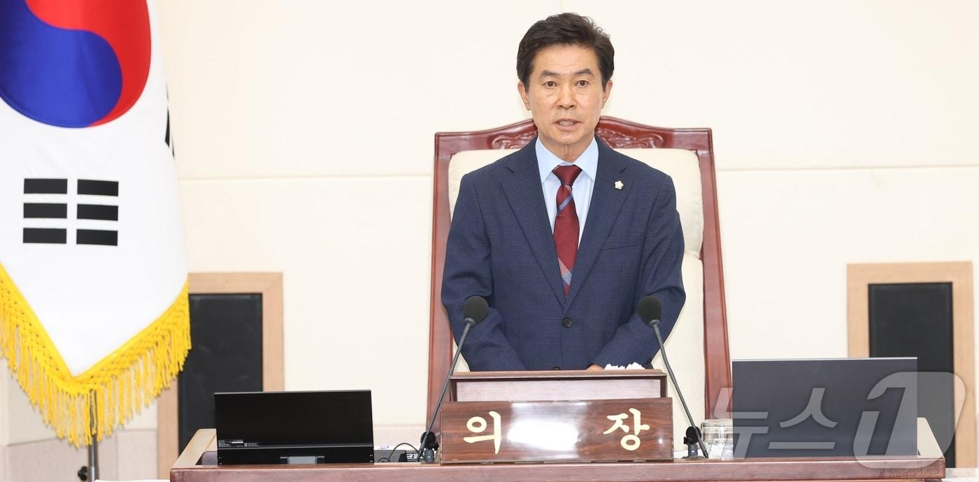 본문 이미지 - 강승수 구미시의장이 1일 열린 299회 정례회 본회의를 진행하고 있다.(구미시의회 제공. 재판매 및 DB금지) ⓒ 뉴스1 정우용 기자