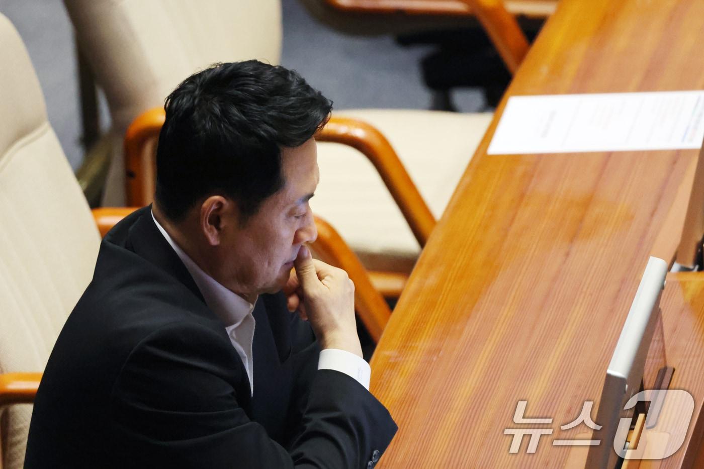 본문 이미지 - 장동혁 국민의힘 대표가 1일 서울 여의도 국회에서 열린 제439회국회(정기회) 개회식에서 생각에 잠겨있다. 2026.9.1 ⓒ 뉴스1 황기선 기자