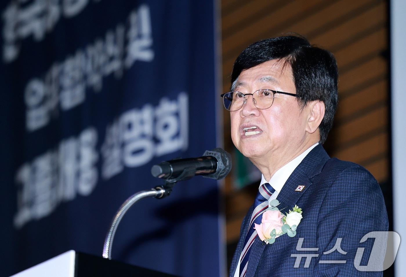 본문 이미지 - 최교진 교육부 장관이 1일 서울 여의도 FKI 컨퍼런스센터에서 열린 '교육부-한국항공우주산업 업무협약식 및 채용설명회'에서 인사말을 하고 있다. 2026.9.1 ⓒ 뉴스1 이호윤 기자