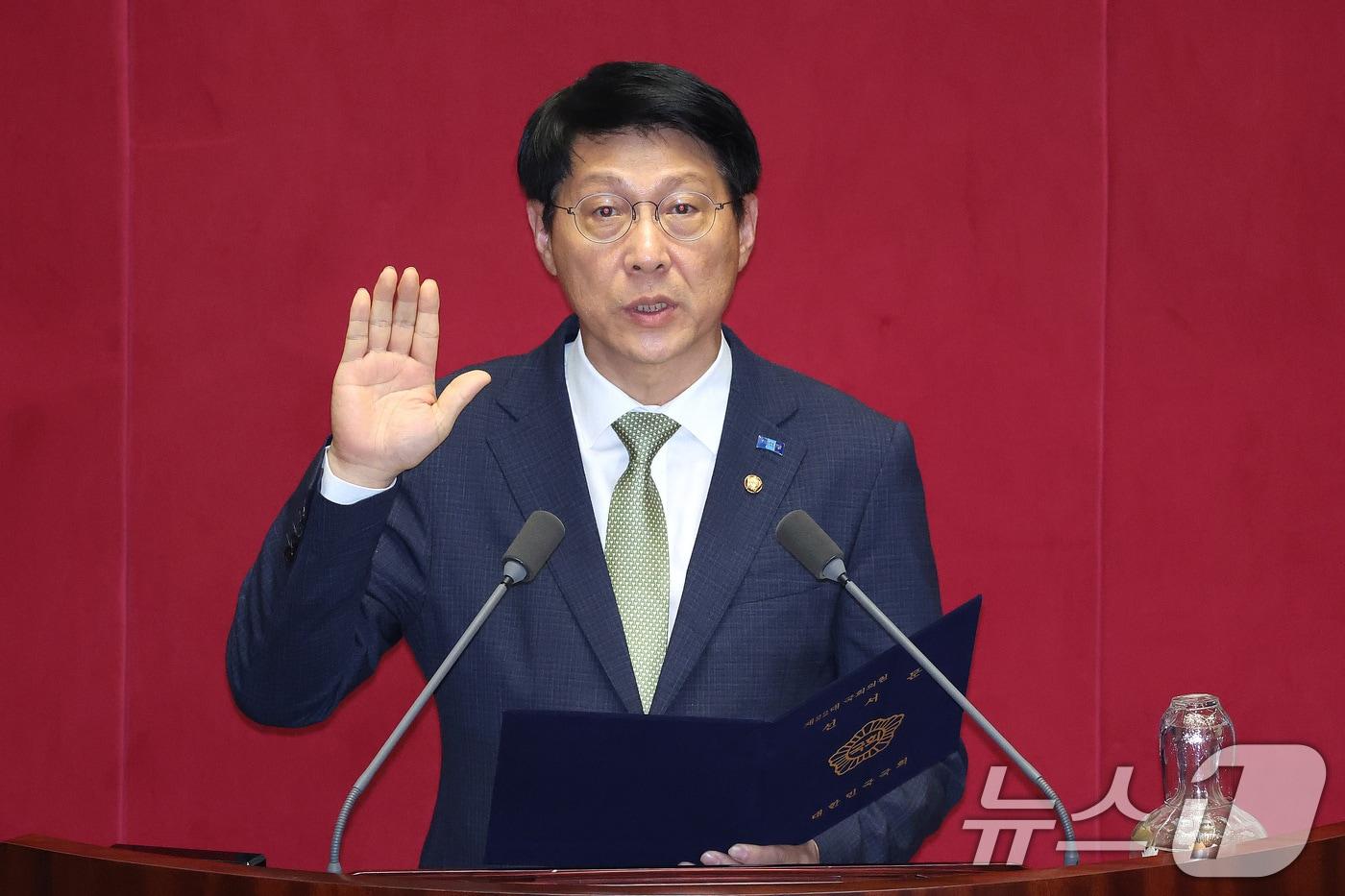 본문 이미지 - 이해민 의원 사퇴로 비례의원직을 승계한 김형연 조국혁신당 의원이 1일 서울 여의도 국회에서 열린 제439회국회(정기회) 개회식에서 선서를 하고 있다. 2026.9.1 ⓒ 뉴스1 신웅수 기자