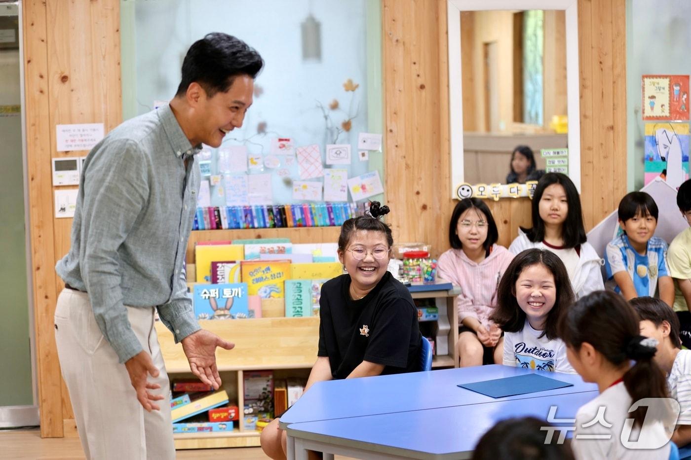 본문 이미지 - 괴산 장연초서 창의예술특강하는 배우 안신우.(괴산증평교육지원청 제공. 재판매 및 DB금지)/뉴스1