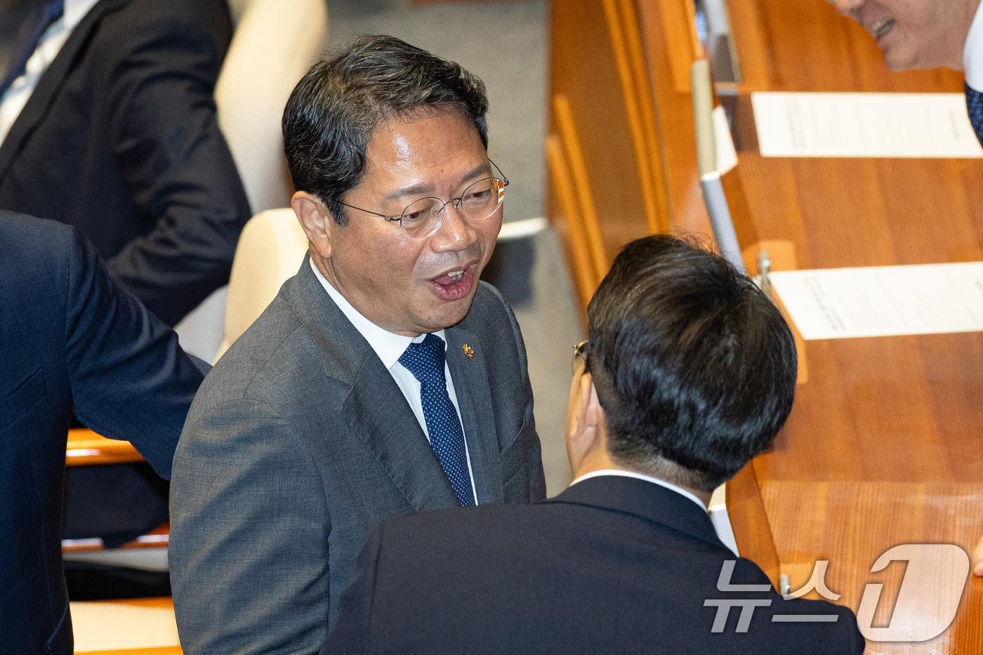 본문 이미지 - 김승원 법무부 장관 후보자가 지난 1일 서울 여의도 국회에서 열린 제439회 정기국회 개회식에서 의원들과 인사하고 있다. 2026.9.1 ⓒ 뉴스1 유승관 기자