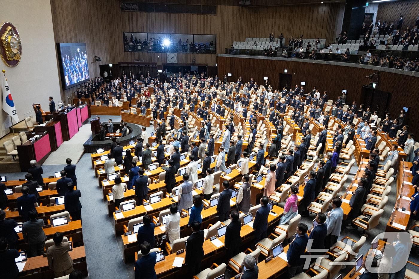본문 이미지 - 조정식 국회의장을 비롯한 여야 국회의원들이 1일 서울 여의도 국회에서 열린 제439회 정기국회 개회식에서 국민의례를 하고 있다. 2026.9.1 ⓒ 뉴스1 유승관 기자