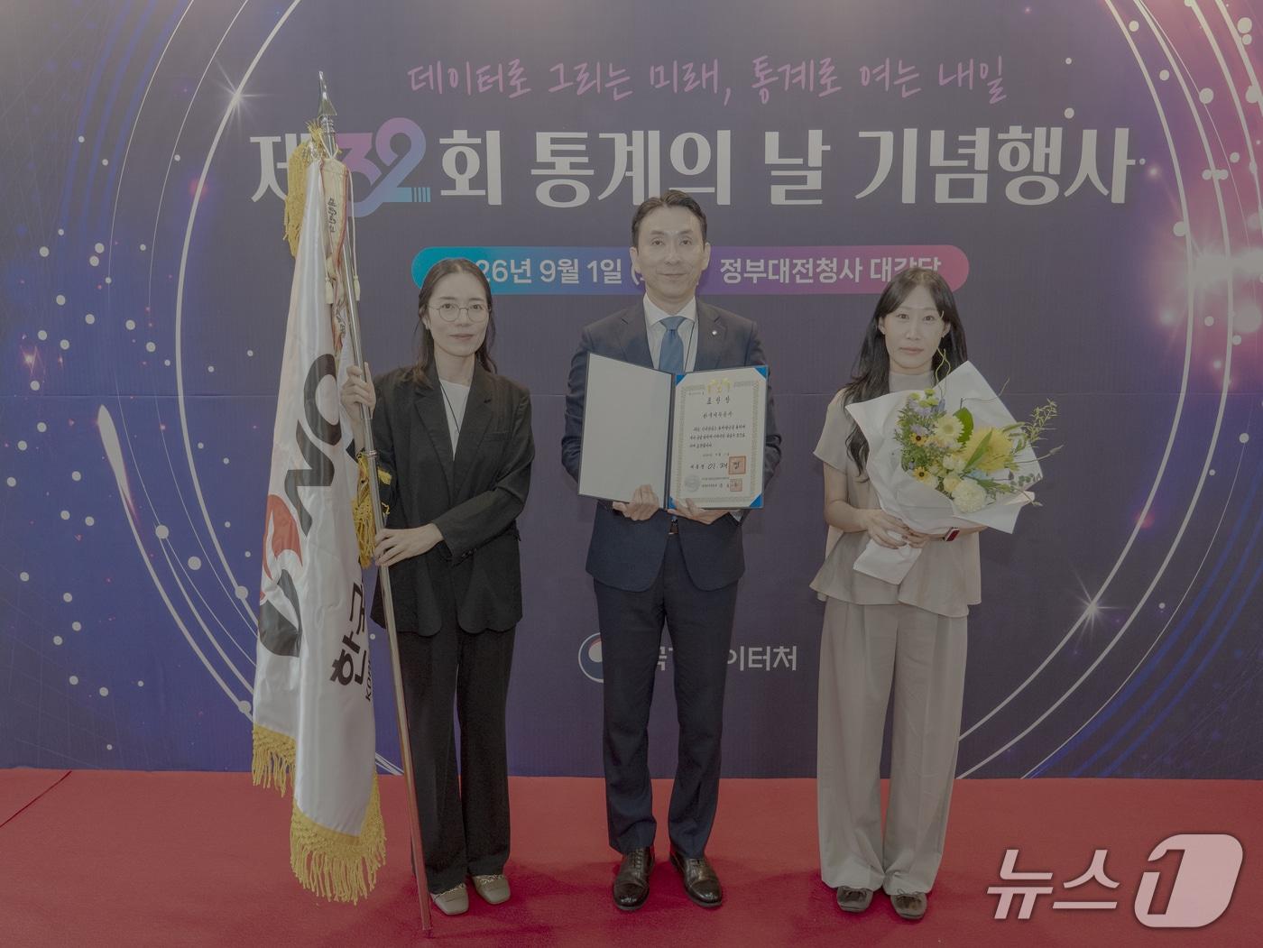 본문 이미지 - 한국석유공사 권세민 공공사업본부장(가운데)과 석유공사 석유정보센터 장미 수급안보팀장(왼쪽), 이고운 대리(우측)가 1일 열린 32회 통계의날 기념행사에서 대통령 표창을 수상한 뒤 기념 촬영을 하고 있다. (한국석유공사 제공) /2026.9.1/