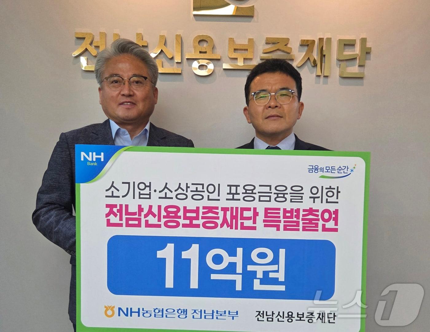 본문 이미지 - 장재영 NH농협은행 전남본부장(오른쪽)과 이강근 전남신용보증재단 이사장.(농협은행 제공, 재배포 및 DB 금지)