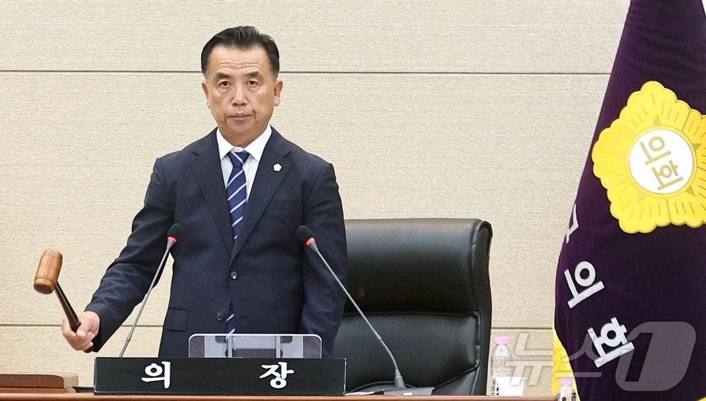 본문 이미지 - 김종식 성주군의장이 1일 정례회 본회의를 진행하고 있다.(성주군의회 제공. 재판매 및 DB금지) ⓒ 뉴스1 정우용 기자