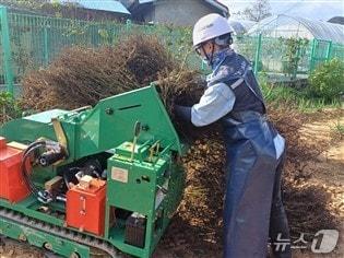 본문 이미지 - 영농부산물 파쇄 장면.(옥천군 제공. 재판매 및 DB금지)/뉴스1 