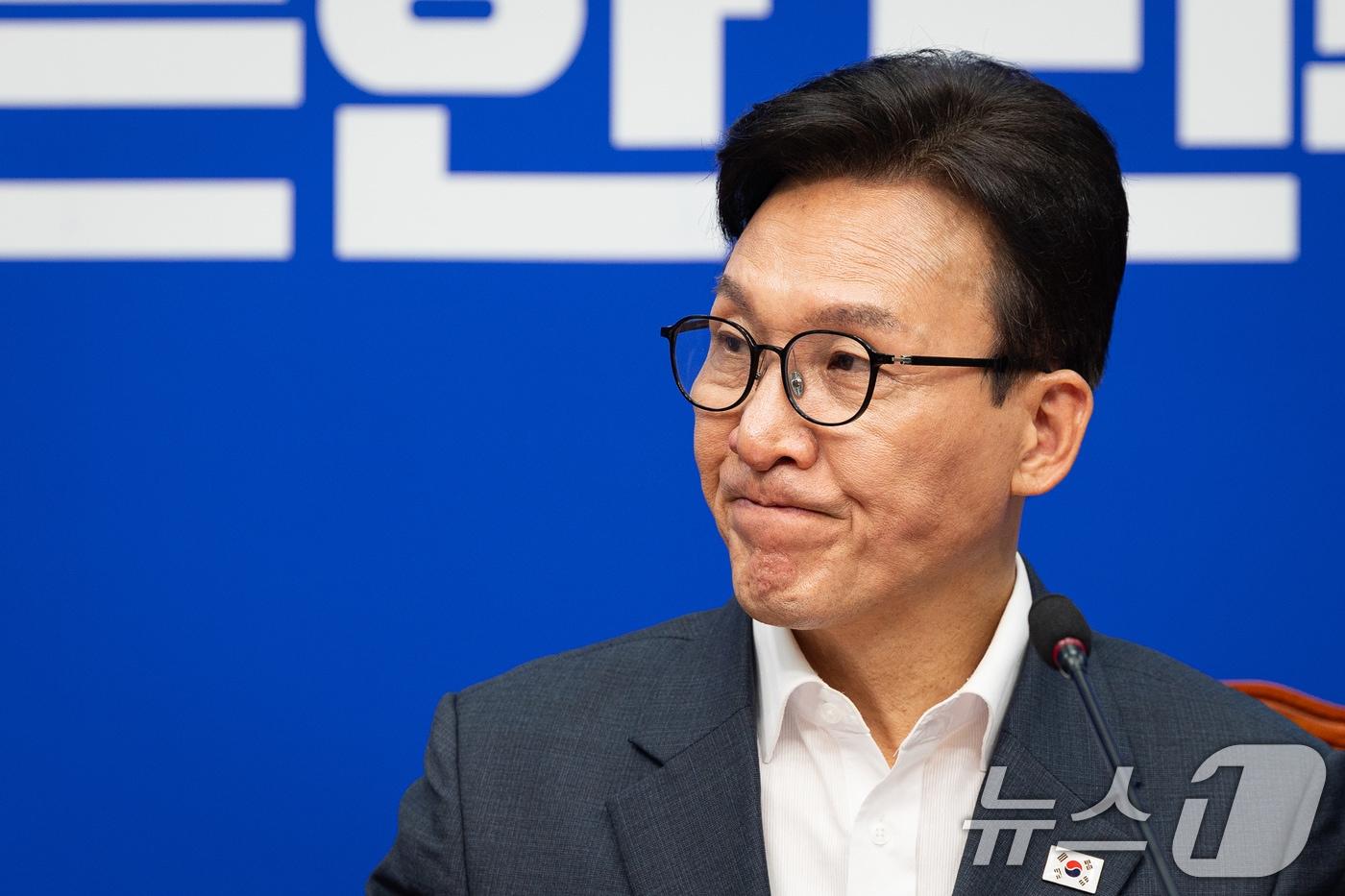 본문 이미지 - 김민석 더불어민주당 대표가 1일 서울 여의도 국회에서 열린 경찰개혁추진단 1차 회의에서 이해식 공동단장의 발언을 경청하고 있다. 2026.9.1 ⓒ 뉴스1 유승관 기자