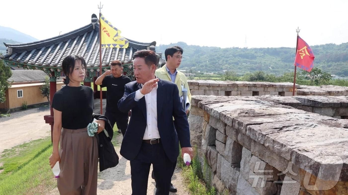 본문 이미지 - 박권현 청도군수가 1일 청도읍성을 살펴보고 있다.(청도군 제공. 재판매 및 DB금지) ⓒ 뉴스1 정우용 기자
