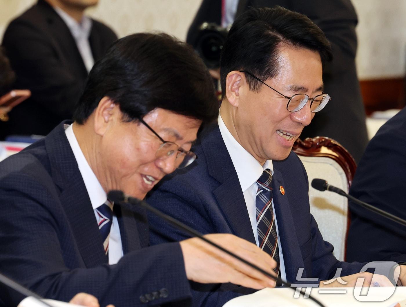 본문 이미지 - 최교진 교육부 장관(왼쪽) 과 황종우 해수부 장관이 1일 서울 종로구 정부서울청사에서 열린 국토대전환 범정부 추진협의회에 참석해 미소 짓고 있다. 2026.9.1 ⓒ 뉴스1 이종덕 기자