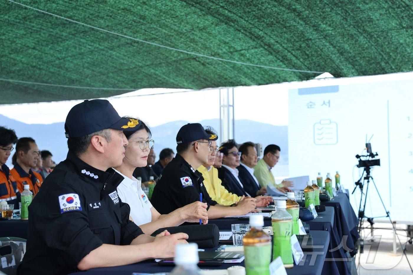 본문 이미지 - 명성민 여수해양경찰 서장이 지난달 27일 민관합동 복합사고 대응훈련을 실시하고 있다. (여수해경 제공. 재판매 및 DB금지) ⓒ 뉴스1 김성준 기자